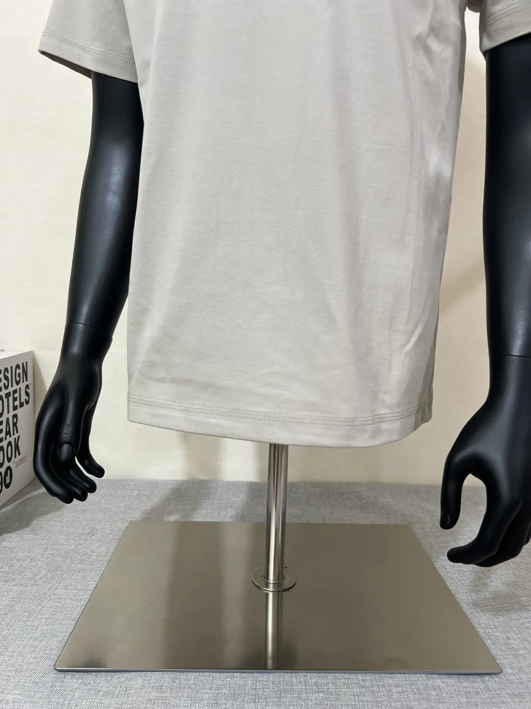 P140 STONE ISLAND top version, differentiated currency, 2025ss official website synchronization, embroidered small label LOGO short-sleeved T-shirt, 64 counts, high density 240g double yarn pure cotton, imported machine embroidered small label, embroidered letters are clean and neat, supports NFC scanning code to enter GW, YB ready-to-wear fabric collar hemming, shoulder bone and tight thread It will not deform after being worn for a long time. It has been washed with high temperature for 4 times. It does not fade, shrink or pill. It is comfortable and stretchable. It is a must-have wardrobe item. Same style for men and women. Five colors: lilac gray, dark gray, white, black, copper brown. Size: XS-L. Maximum L can wear 200 pounds.